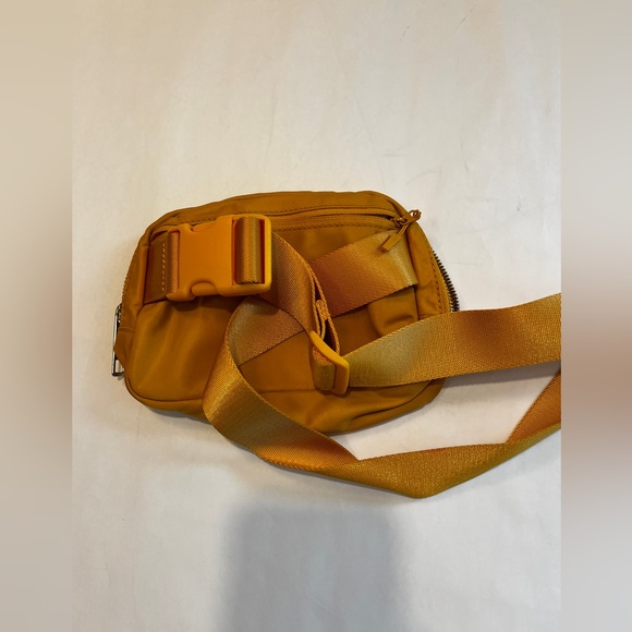 EUC Lululemon Everywhere Belt Bag | Honey Lemon (rare color) - Picture 5 of 8